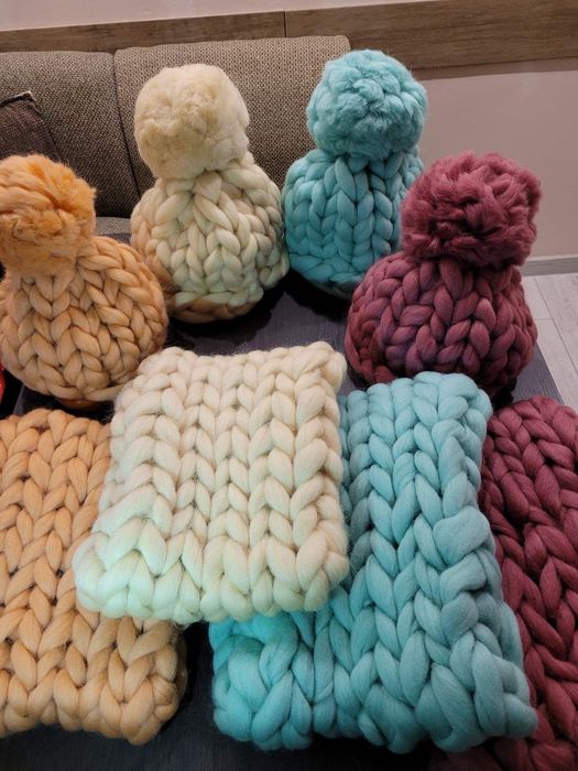 Прекрасни  шапки ръчно изработени от мериносова вълна.