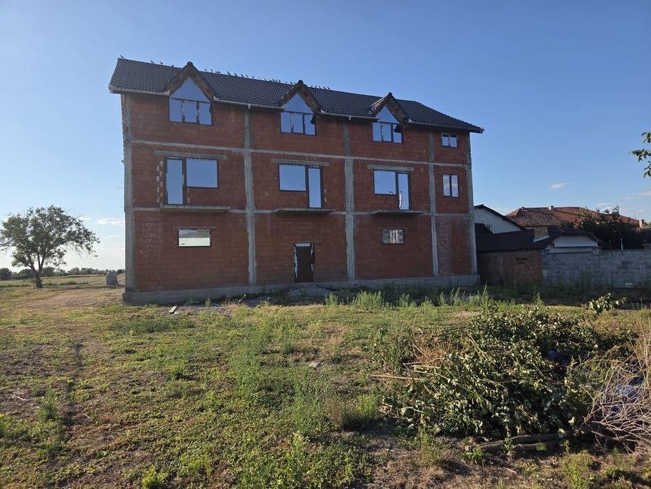 Vila/Casa de vanzare Sebis - 10 camere, 10 bai, 3 garaje 1200mp