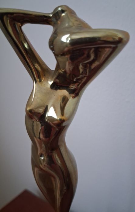 Две статуетки  бик  бронз и  гола фигура месинг