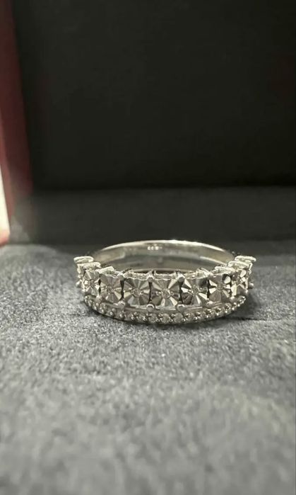 Продам кольцо с бриллиантами