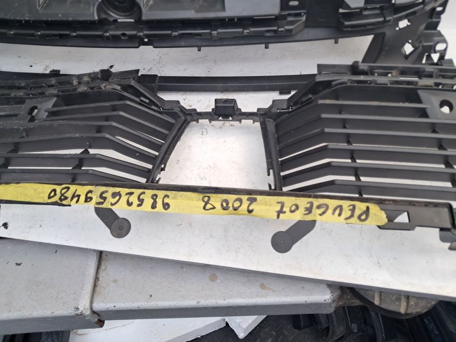 Решетка в броня  предна лайсна броня Peugeot 2008 Peugeot 208