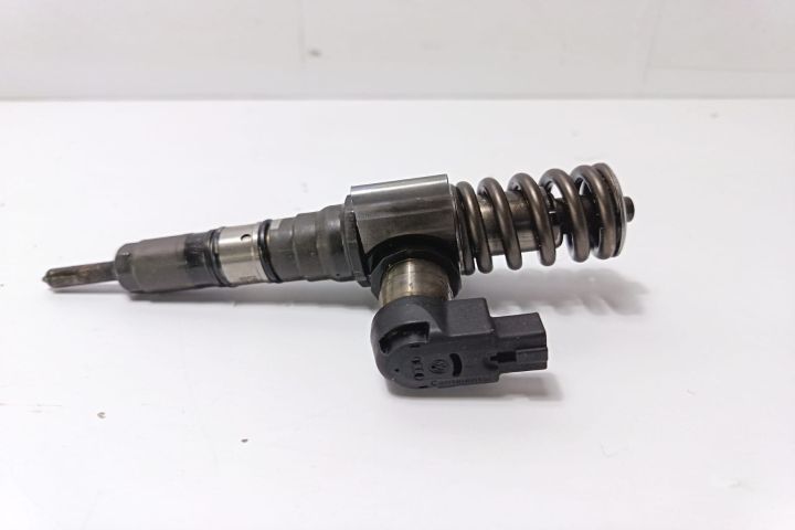 Injector 2.0 tdi 03G130073T Volkswagen VW Golf a 5-a generatie