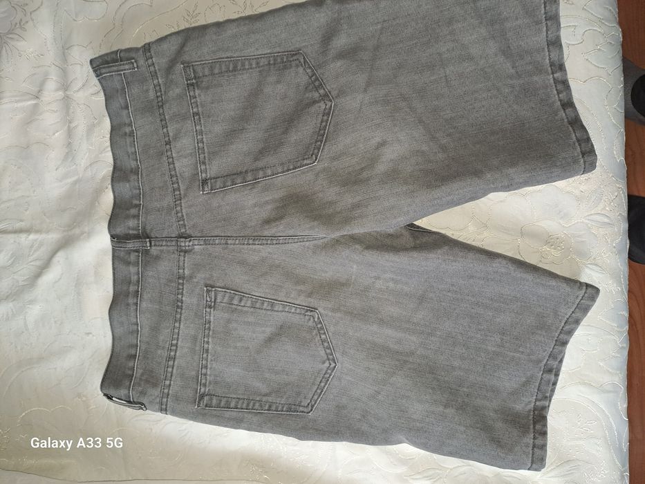 Vand pantaloni scurti