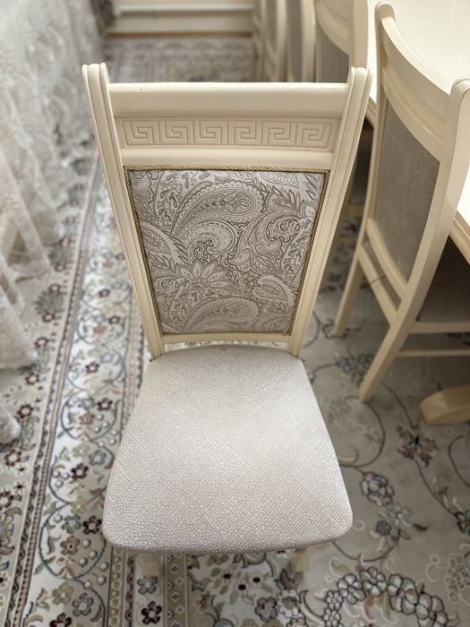 Стол , стулья в гостинную