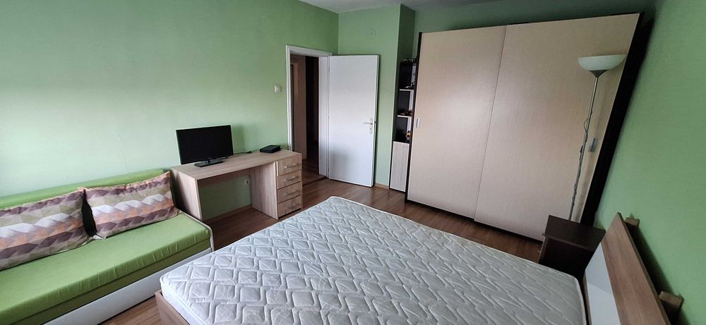 Дава се под наем Тристаен апартамент в Добрич, Кралска зона - 60 кв.м за 306 € - Снимка #1