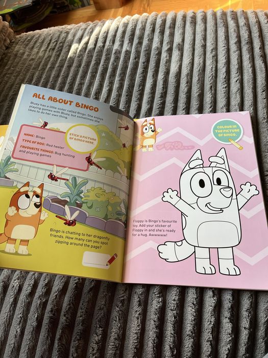 Чисто нова книжка с 50 стикера Bluey, Блуи, на английски език