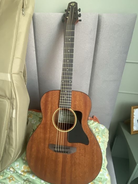 продам срочно аккустическую гитара от Caraya