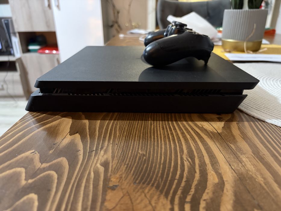 Ps4-slim отчично състояние