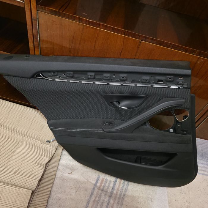 Fete usi BMW F10/F11 alcantara si consola centrala