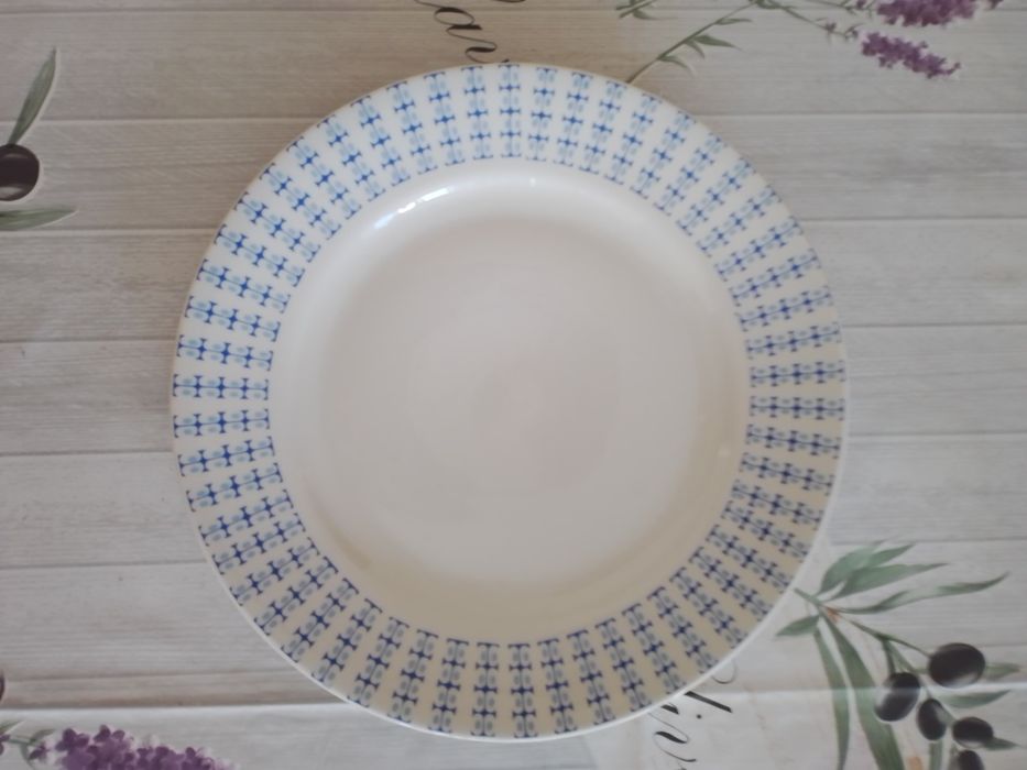 Порцеланови чинии няколко модела