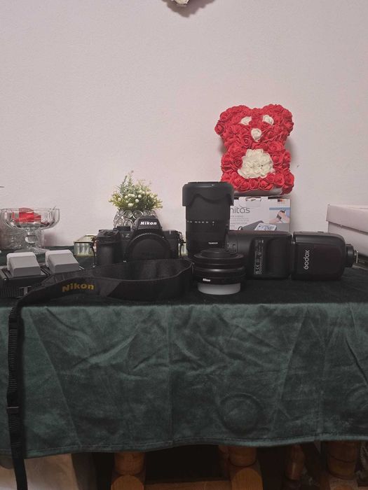 Nikon Z50II cu mai multe accesorii pentru ea