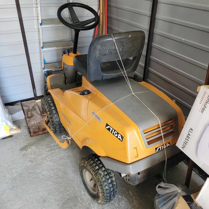 Vand tractoras de tuns iarba / gazonul marca Stiga Villa Master