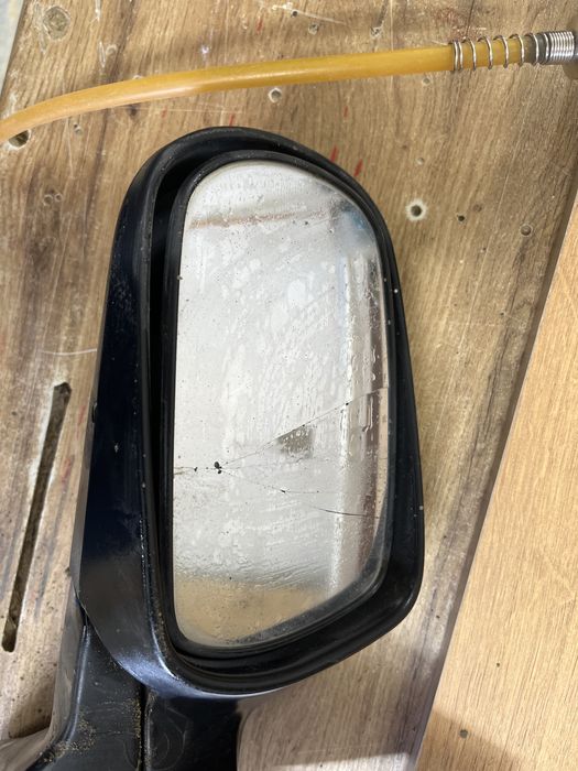 Продаи зеркало заднего вида.