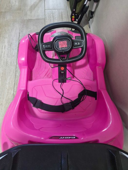 Masinuta cu acumulator pentru copii