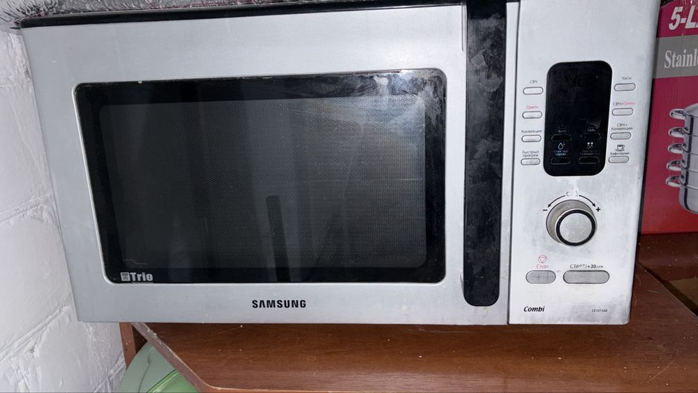 микроволновая печь Samsung Trio Combi (модель CE1073AR).