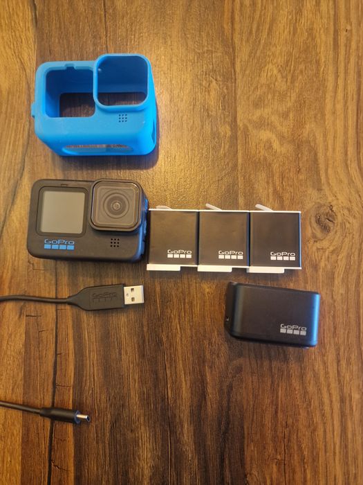 Vand GoPro HERO 10 Black + 3 baterii Enduro + încărcător original