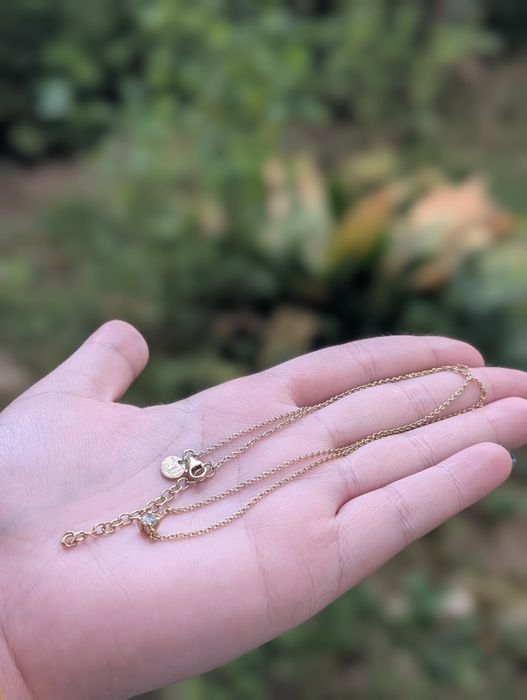 Vechi colier lant din argint de 925, placat cu aur de 24K, pandantiv clasic tip solitaire, decorat cu o piatra rotunda din zirconiu cubic, Safira