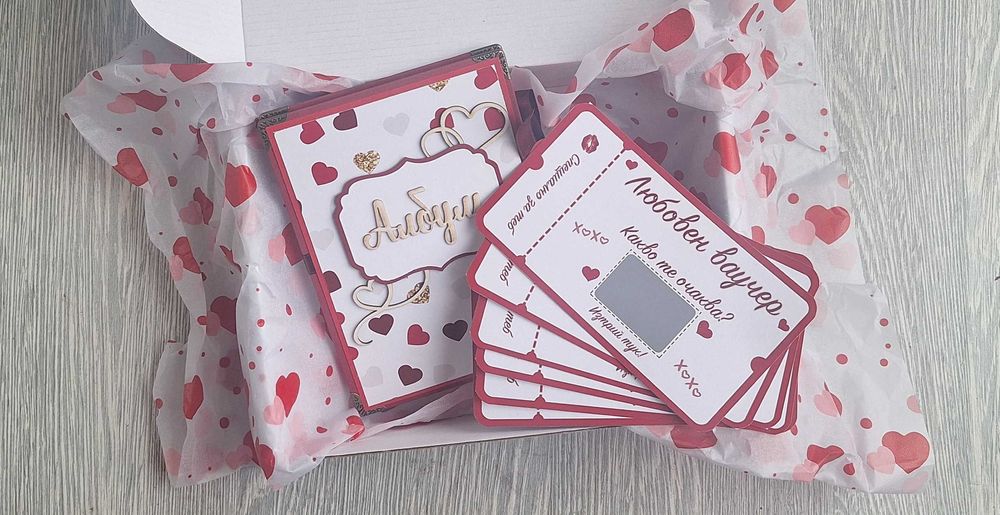 Подаръчен комплект, включващ любовни ваучери и мини албум за снимки