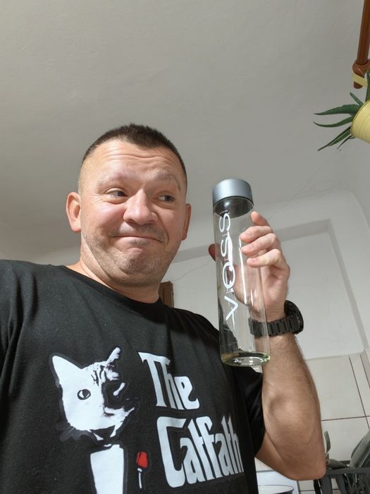 Închiriez sticla de VOSS pentru poze de bogăție!