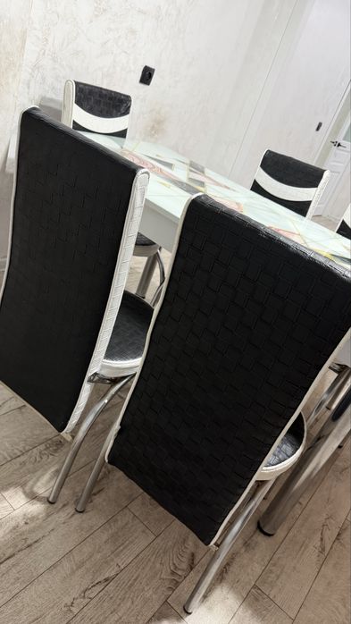 Кухонный стол со стульями.