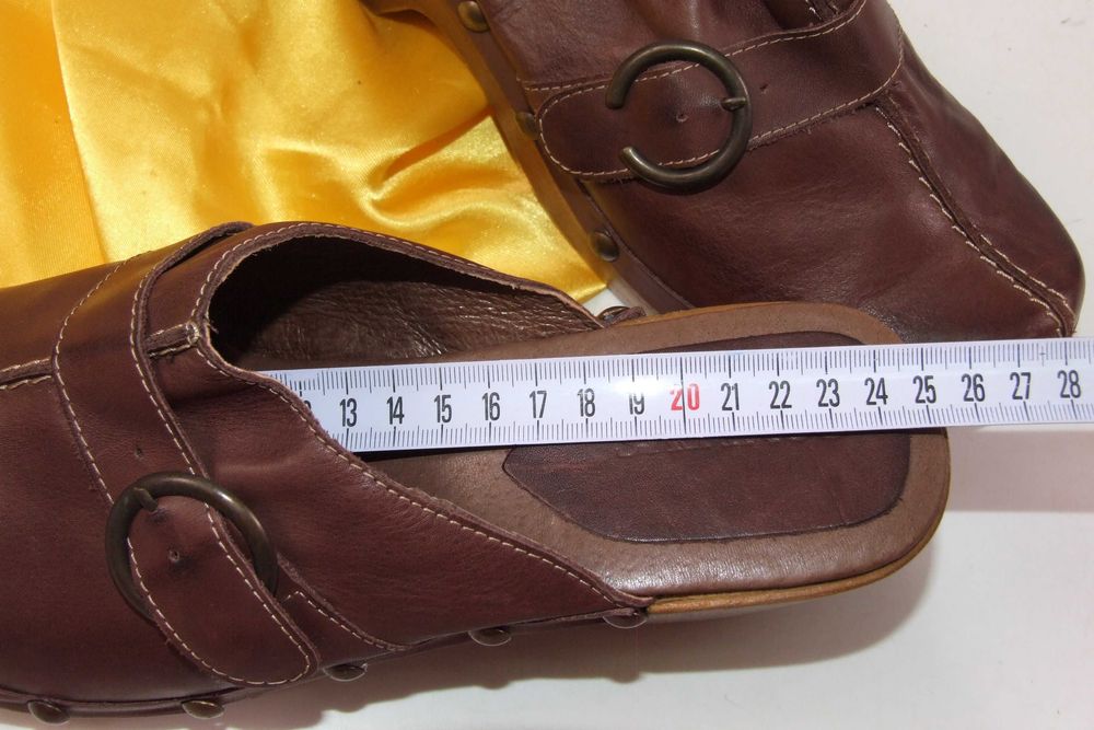 Set 2 perechi saboti piele naturala, nr 41. Made in Sweden/England, 149 lei/perechea, NOI
