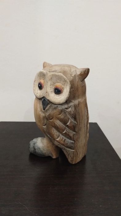 Чудесни, чаровни статуетки на бухалчета от дърво.