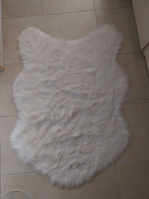 Бяло пухено килимче