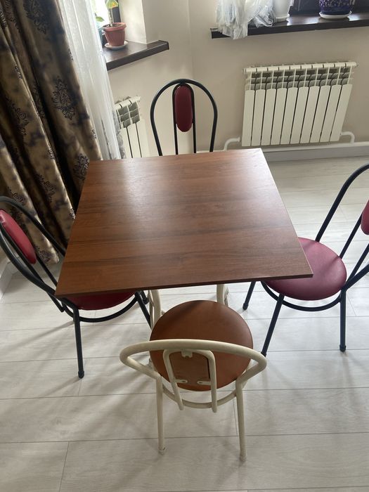 2 Столы со 4 стульями