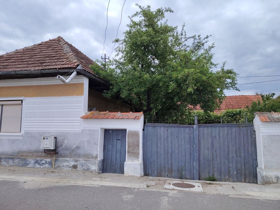 Vând casă la poalele munților Făgăraș cu teren de 635 mp în satul Copăcel, judetul Brașov