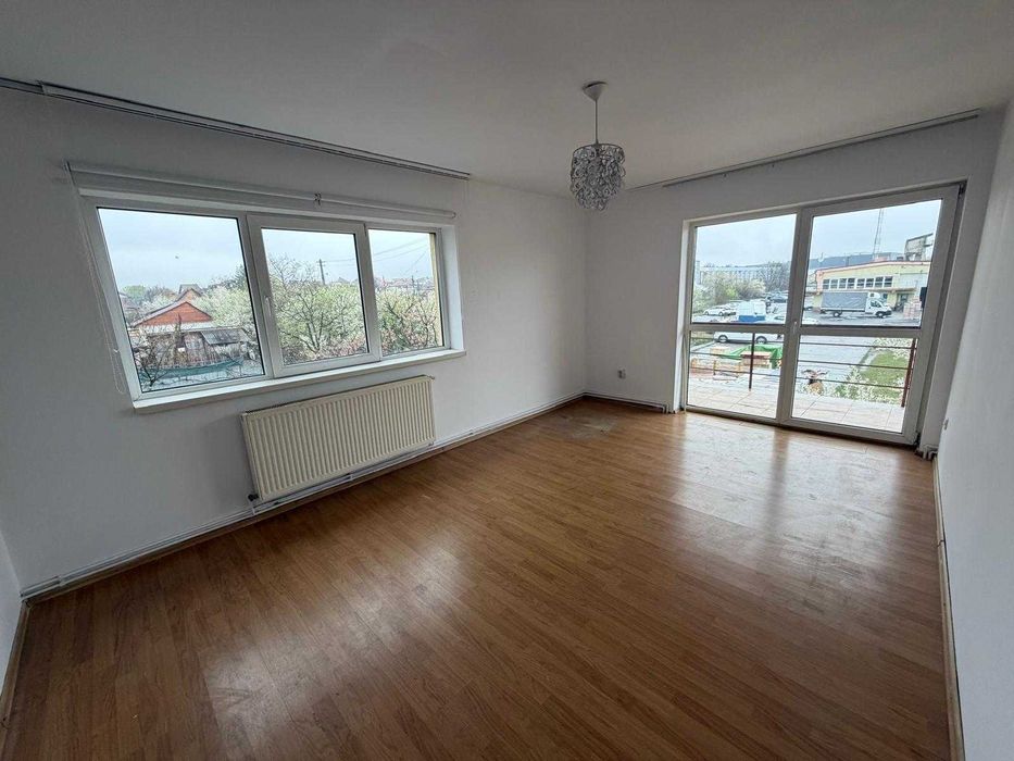 Vand apartament 3 camere - etaj 1 - decomandat - zona Trei Stejari