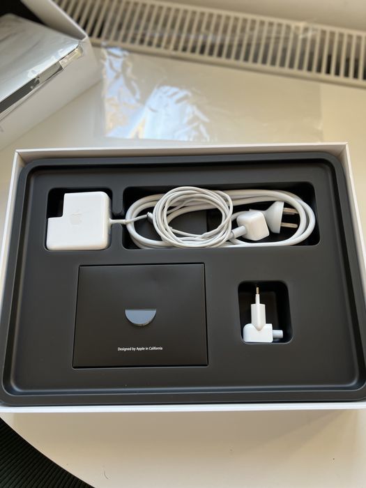 Macbook Air 13,3” Model A1466, 128Gb 133 cicluri incarcare. Ca nou!