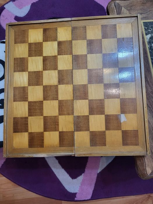 Vând cutie de lemn ptr jocul de table și sah cu puluri și zaruri