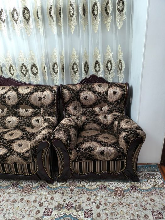 Диван с двумя креслами