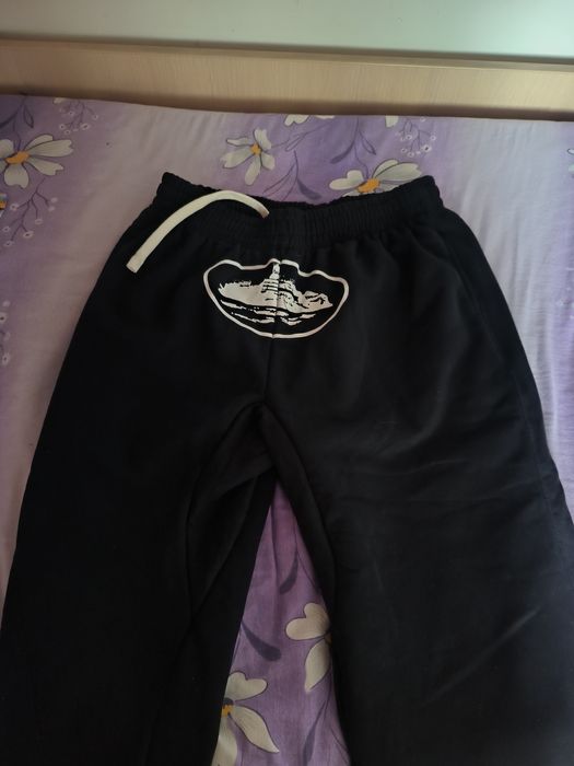 Pantaloni corteiz noi