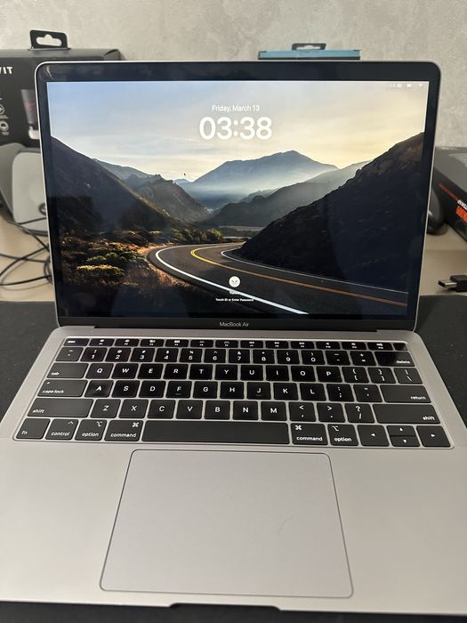 Macbook sotiladi srochno 280$