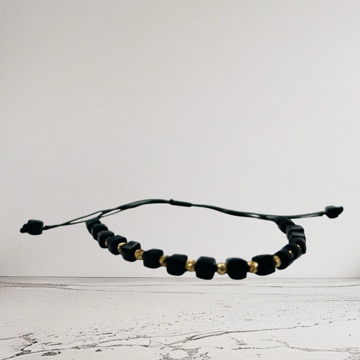 Златна гривна на конец