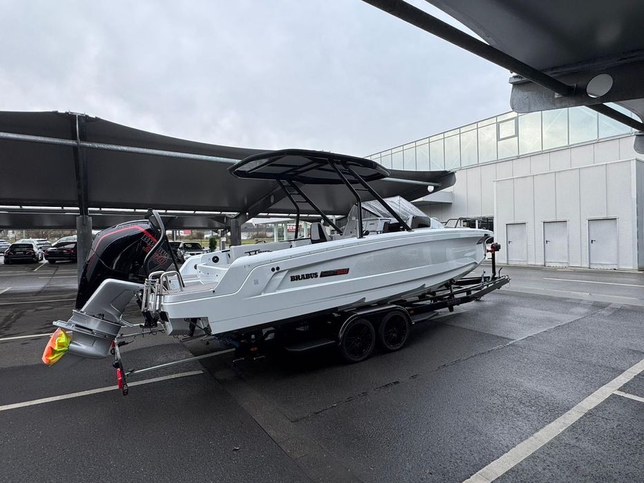 barca Brabus Shadow Sun Top 300R cu cabina de dormit