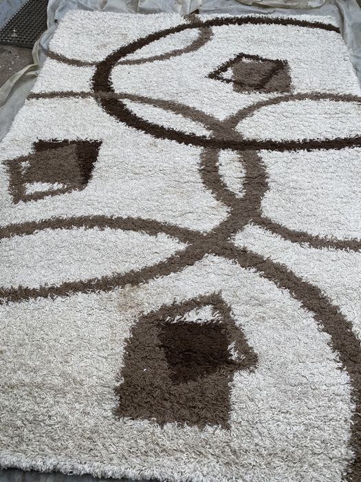 Vând covor dimensiune 2,5 pe 2 m