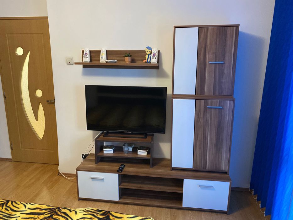 Închiriez apartament dotat cu 4 camere, modern.