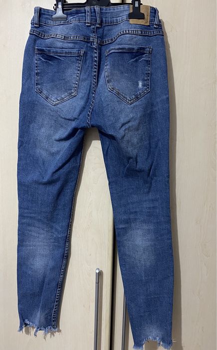 Blugi albastri cu taieturi mid waist New Yorker