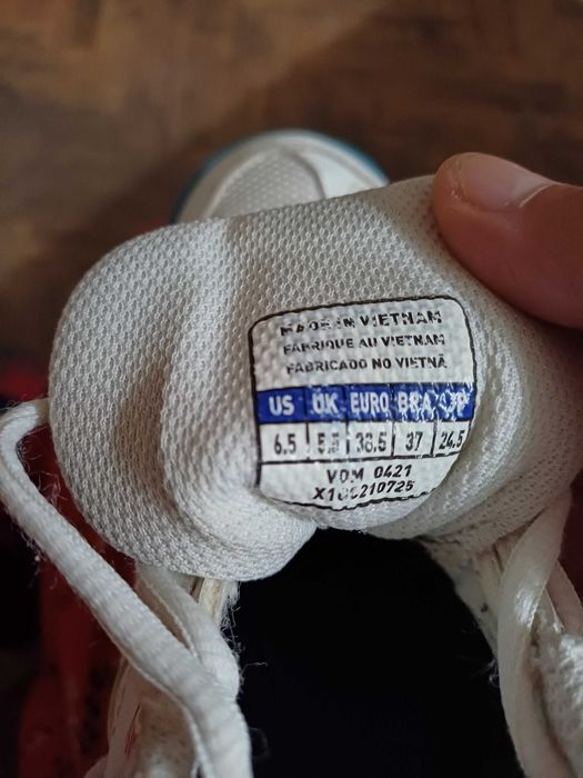 Продавам спешно маратонки