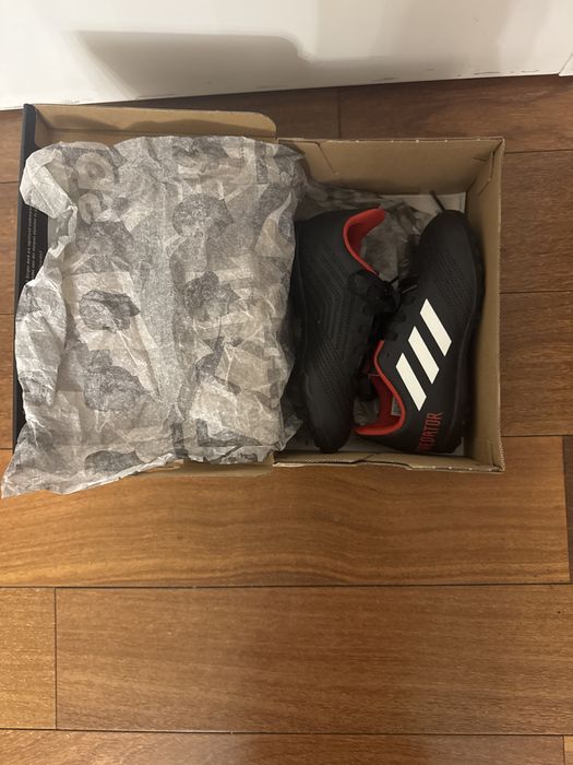 Футболни обувки на адидас Predator