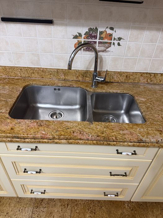 Bucatarie crem cu blat granit si chiuveta