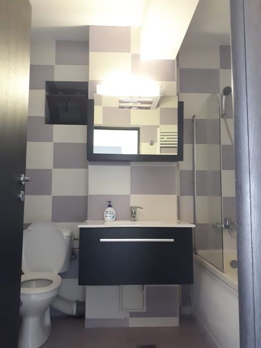Proprietar închiriez apartament 3 camere, bloc nou, zonă Centrală, cu loc de parcare inclus in curte