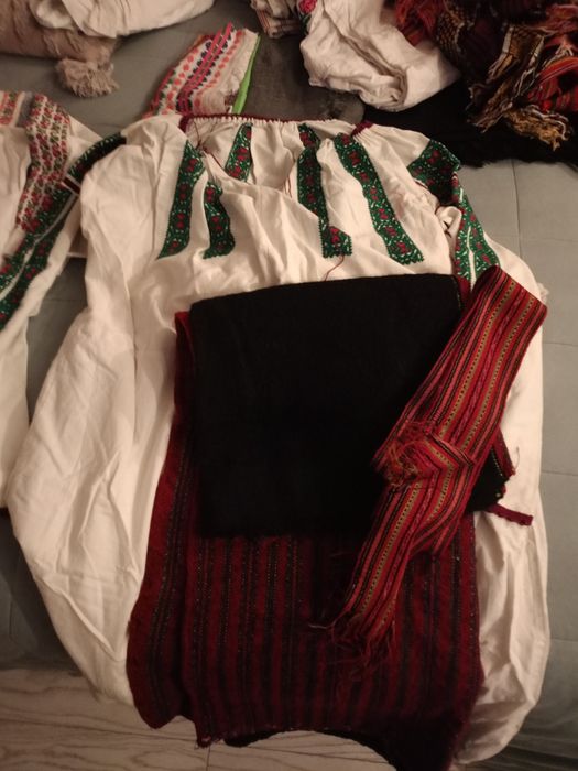 Vând cămeși țesute foarte vechi