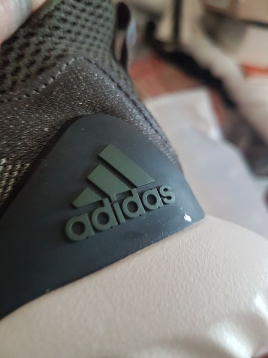 Adidas Летние мужские кросовки.Размер правая 40,5, а левая 41,5.