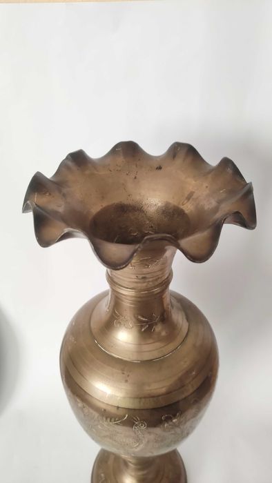 Много голяма и масивна ваза от бронз