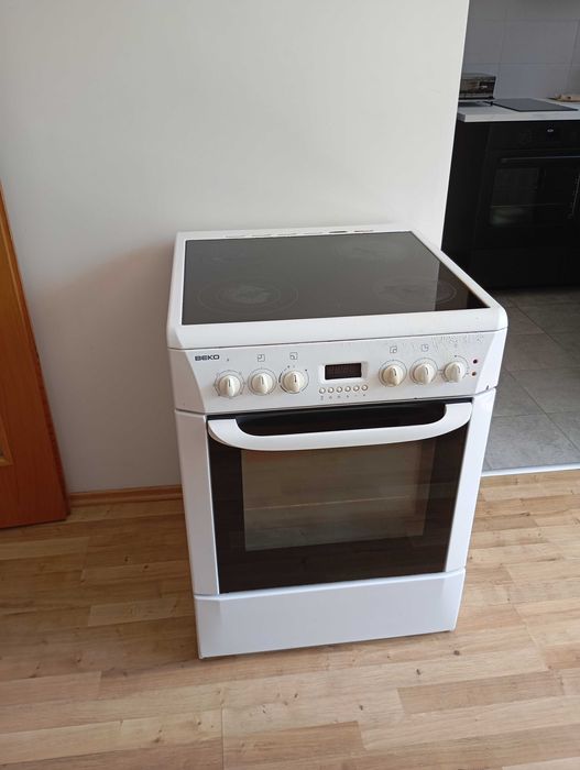 Готварска печка BEKO със стъклокерамични котлони – работеща