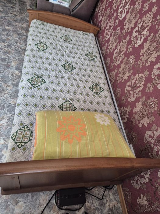 Деревянная кровать полуторка