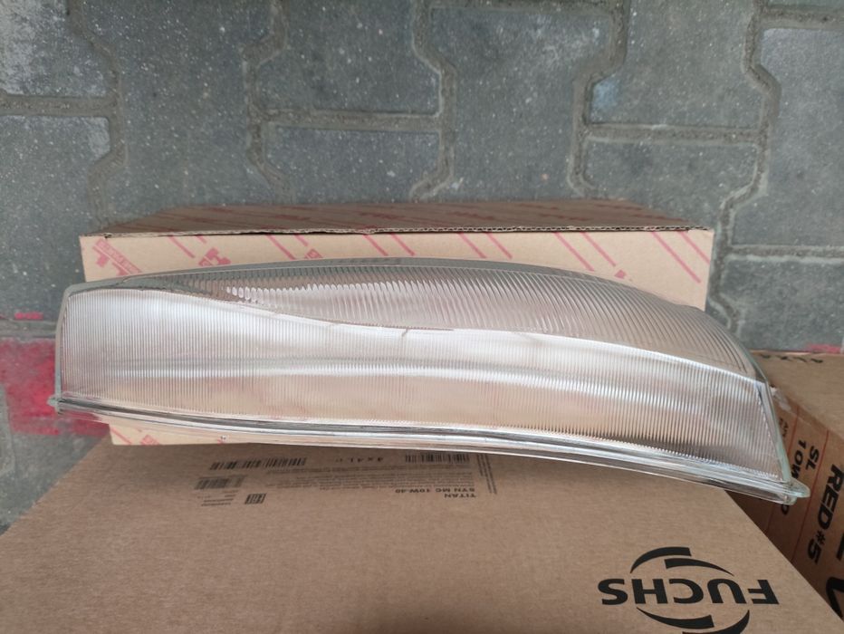 Камри 10 стекло фара